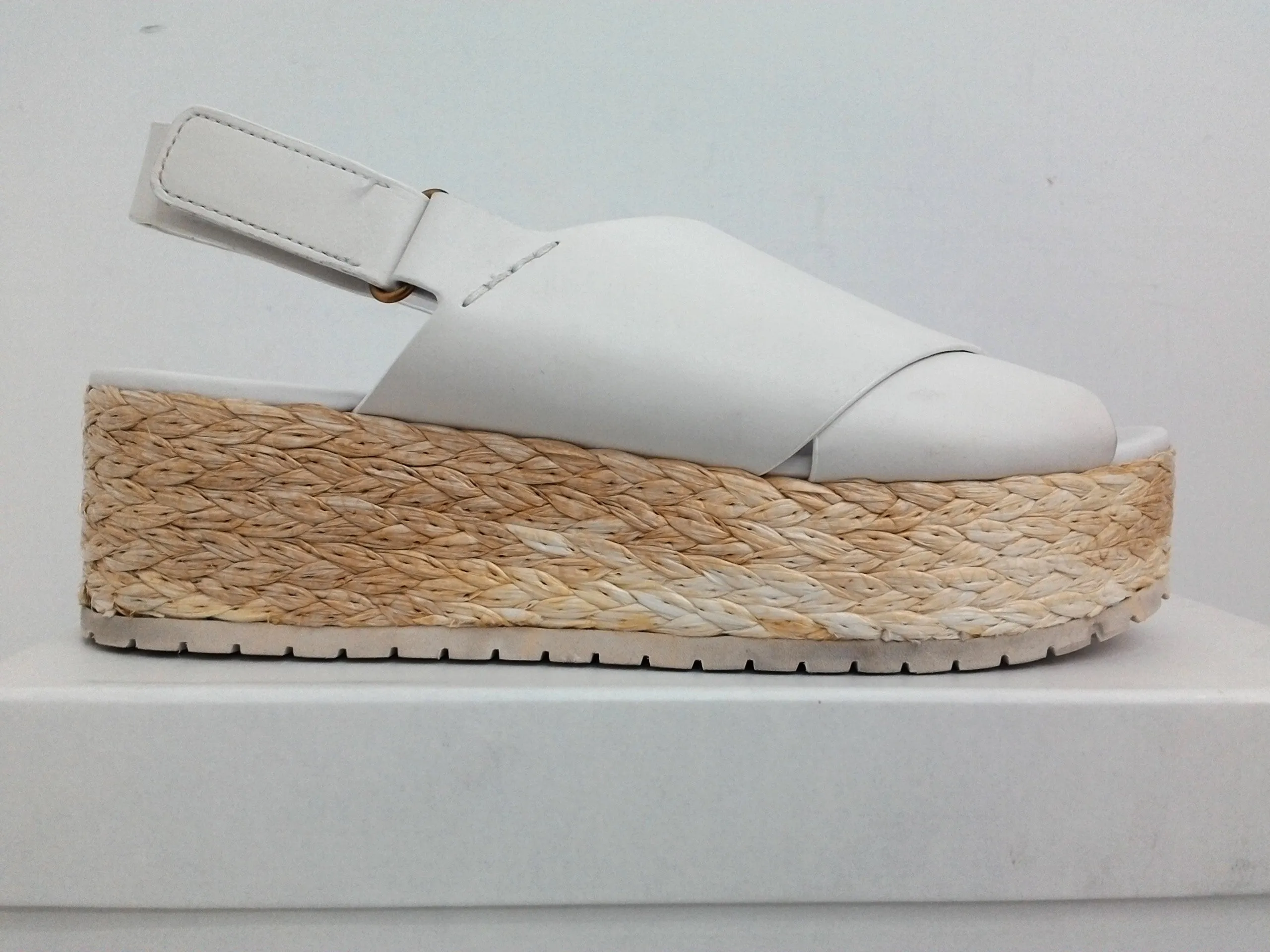 Vince Women's Jesson Of White Leather Size 8.5 M